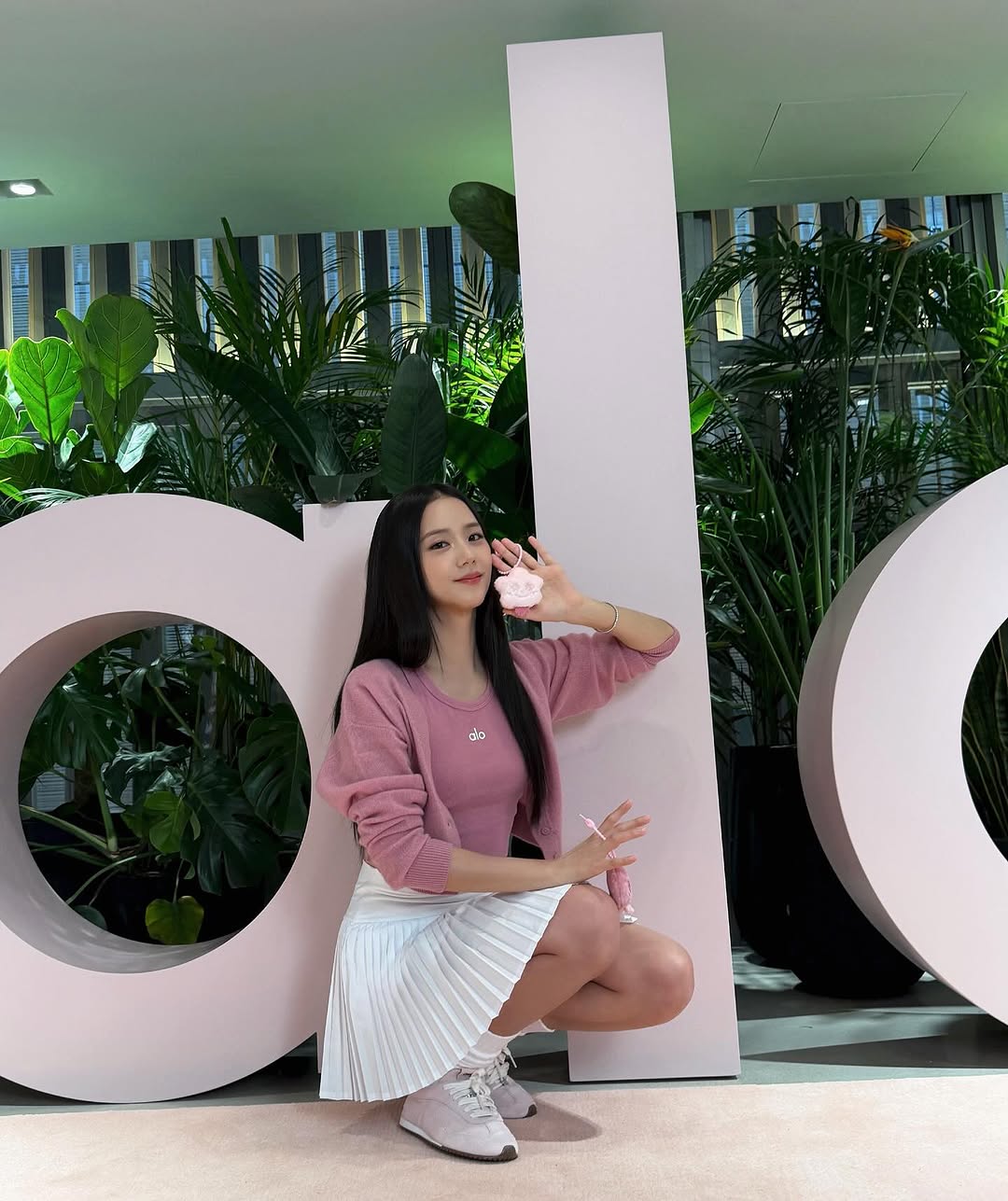 Jisoo mặc màu hồng hợp đến lạ: Không sến súa, xinh vô địch thiên hạ! 