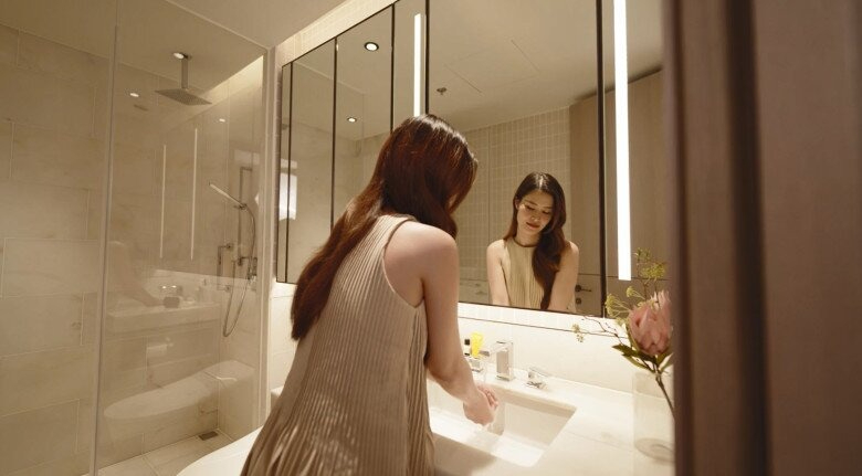 Phòng tắm được trang bị đầy đủ thiết bị hiện đại, mang lại cảm giác thư giãn như đang ở spa ngay tại nhà