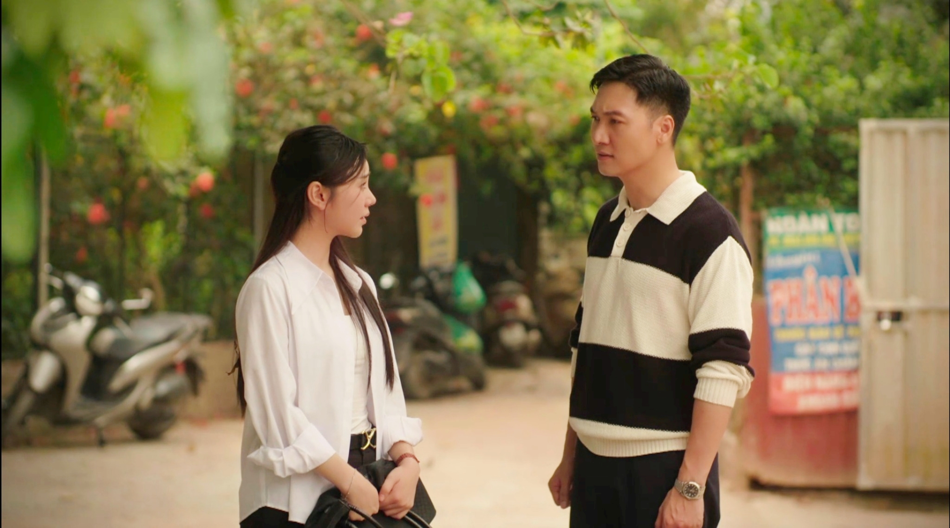Lâm giải cứu Thương khỏi tay cho vay nặng lãi, đồng thời giúp cô giải quyết món nợ với Mai Ly