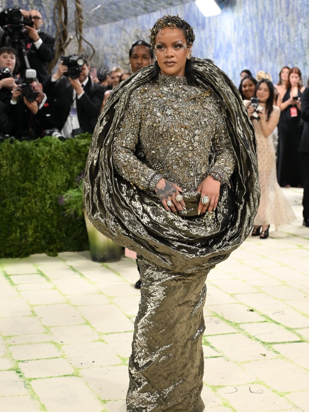  GĐSR Glenn Martens là người đứng sau outfit đỉnh cao này của Rihanna.