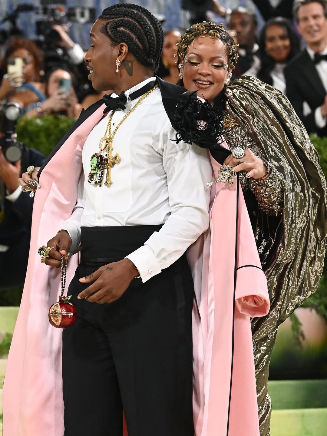  Đây xứng đáng là cặp đôi mặc đẹp nhất Met Gala năm nay.