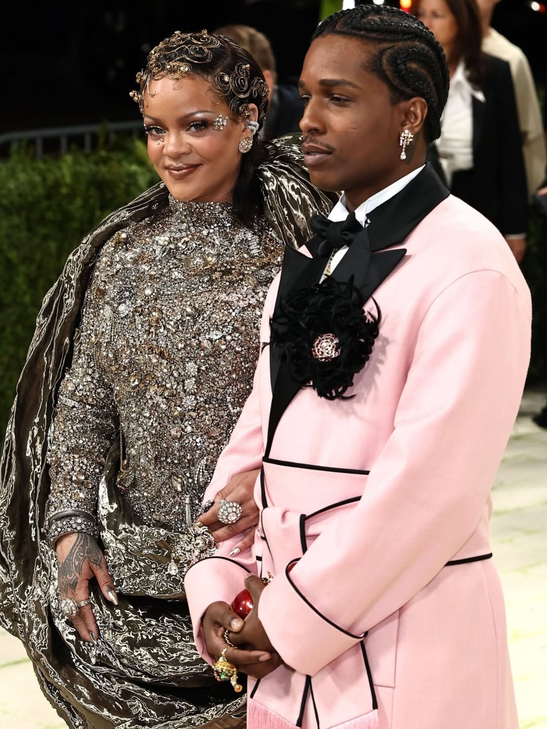   Đứng cạnh Rihanna, outfit của Rocky không hề bị lép vế mà đóng vai trò như một “đối trọng” hoàn hảo – một bên maximalist đầy kịch tính, một bên tiết chế nhưng sắc sảo. Chính sự cân bằng này khiến cả hai trông như bước ra từ cùng một concept, chứ không phải hai cá thể riêng lẻ, và càng củng cố vị thế của họ như một trong những cặp đôi mặc đẹp đáng gờm nhất thảm đỏ.  