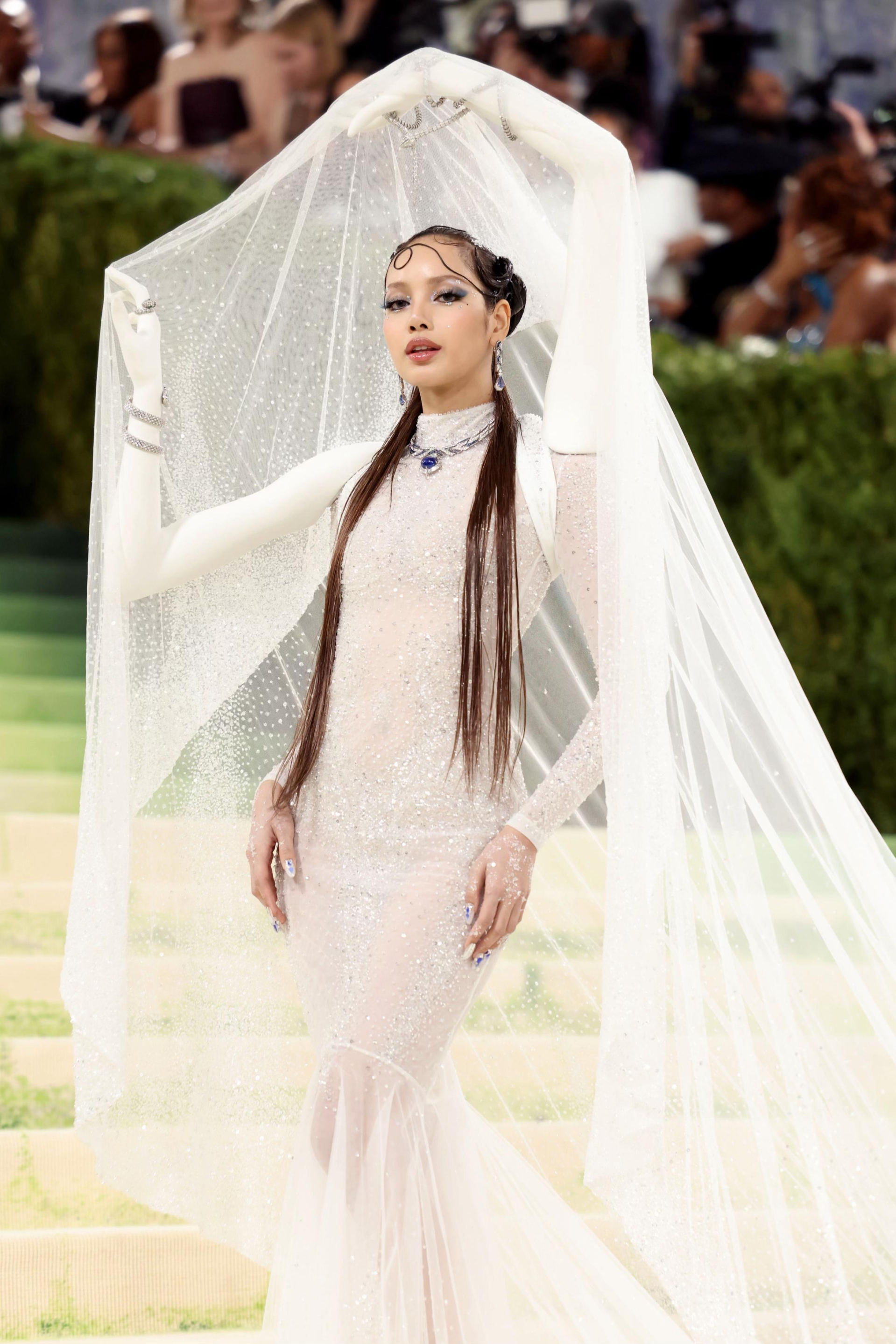 Các motif cánh tay được quét 3D dựa trên chính tay của Lisa. (Ảnh: Instagram)