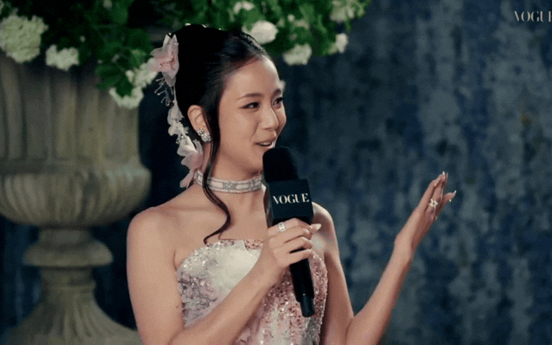 Jisoo trả lời trong buổi phỏng vấn tại Met Gala