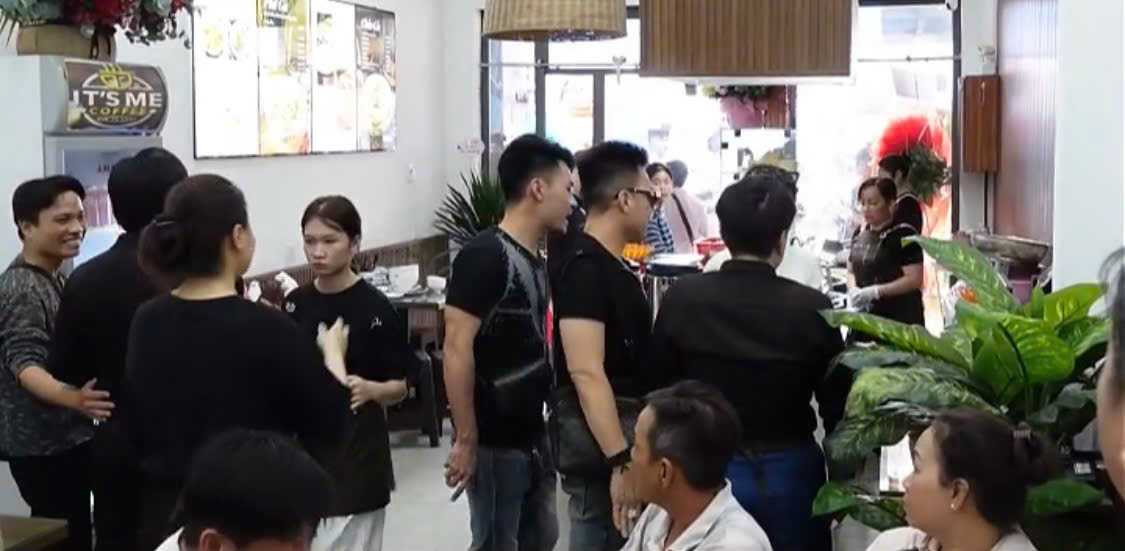 Trong những ngày đầu mở bán lượng khách đổ về khá đông khiến đội ngũ nhân viên phải hoạt động hết công suất. (Nguồn: Báo Phụ Nữ)