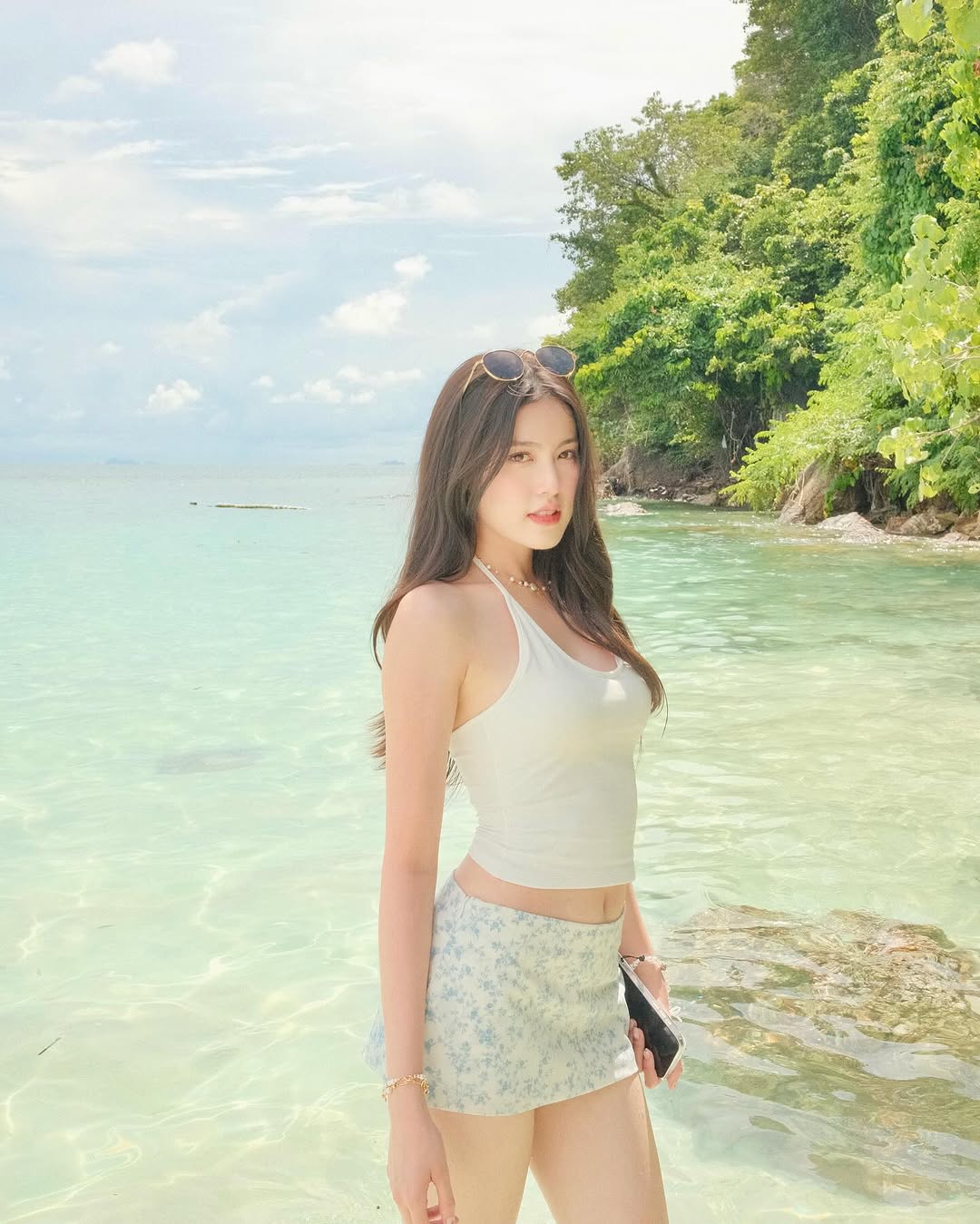 Tăng Mỹ Hàn đi biển: Ít diện bikini, chuộng váy áo ngọt ngào, xinh lịm tim