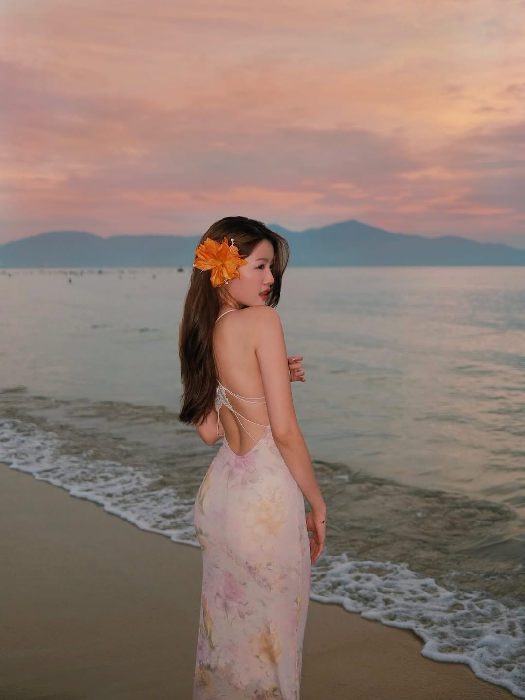 Tăng Mỹ Hàn đi biển: Ít diện bikini, chuộng váy áo ngọt ngào, xinh lịm tim