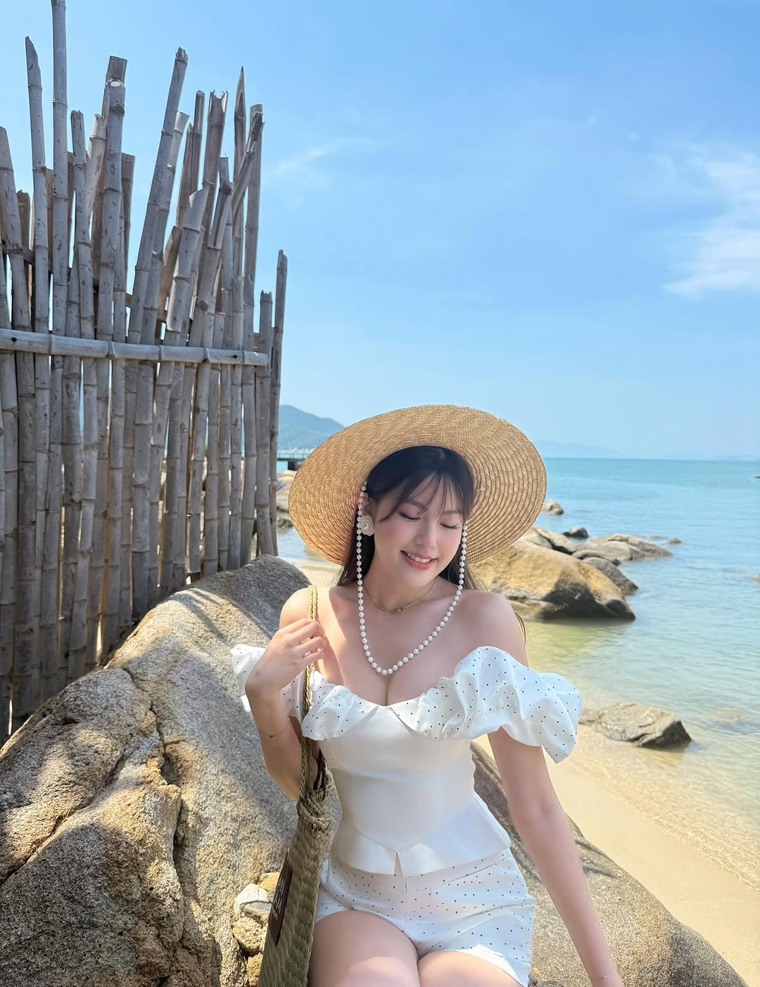 Tăng Mỹ Hàn đi biển: Ít diện bikini, chuộng váy áo ngọt ngào, xinh lịm tim