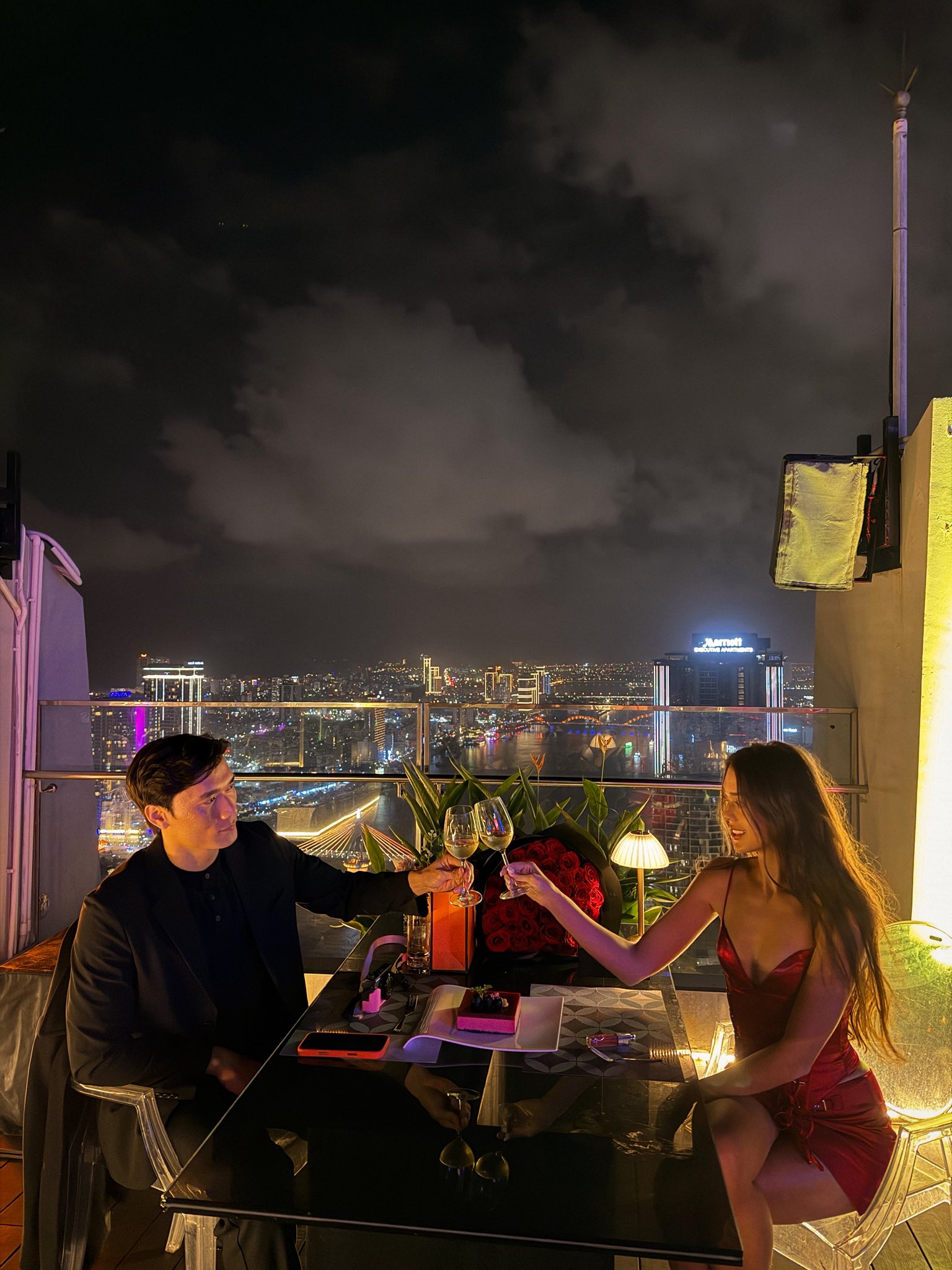 Một vài khoảnh khắc ngọt ngào của cả hai trong các chuyến du lịch, ngày kỷ niệm. 