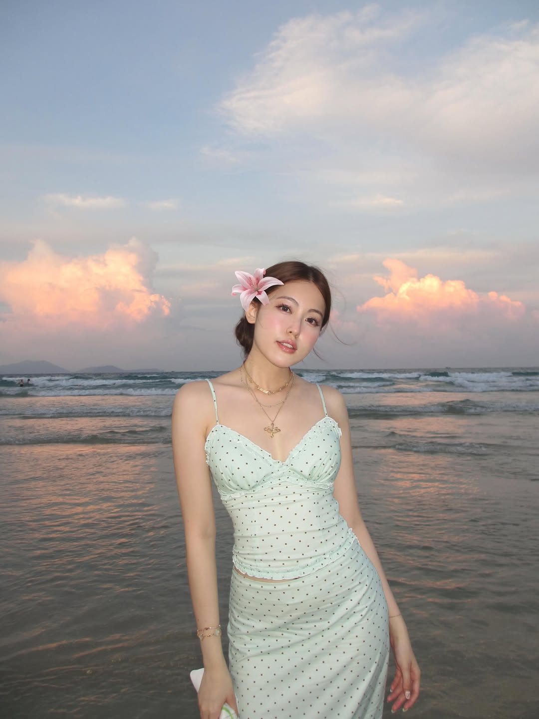 Tăng Mỹ Hàn đi biển: Ít diện bikini, chuộng váy áo ngọt ngào, xinh lịm tim