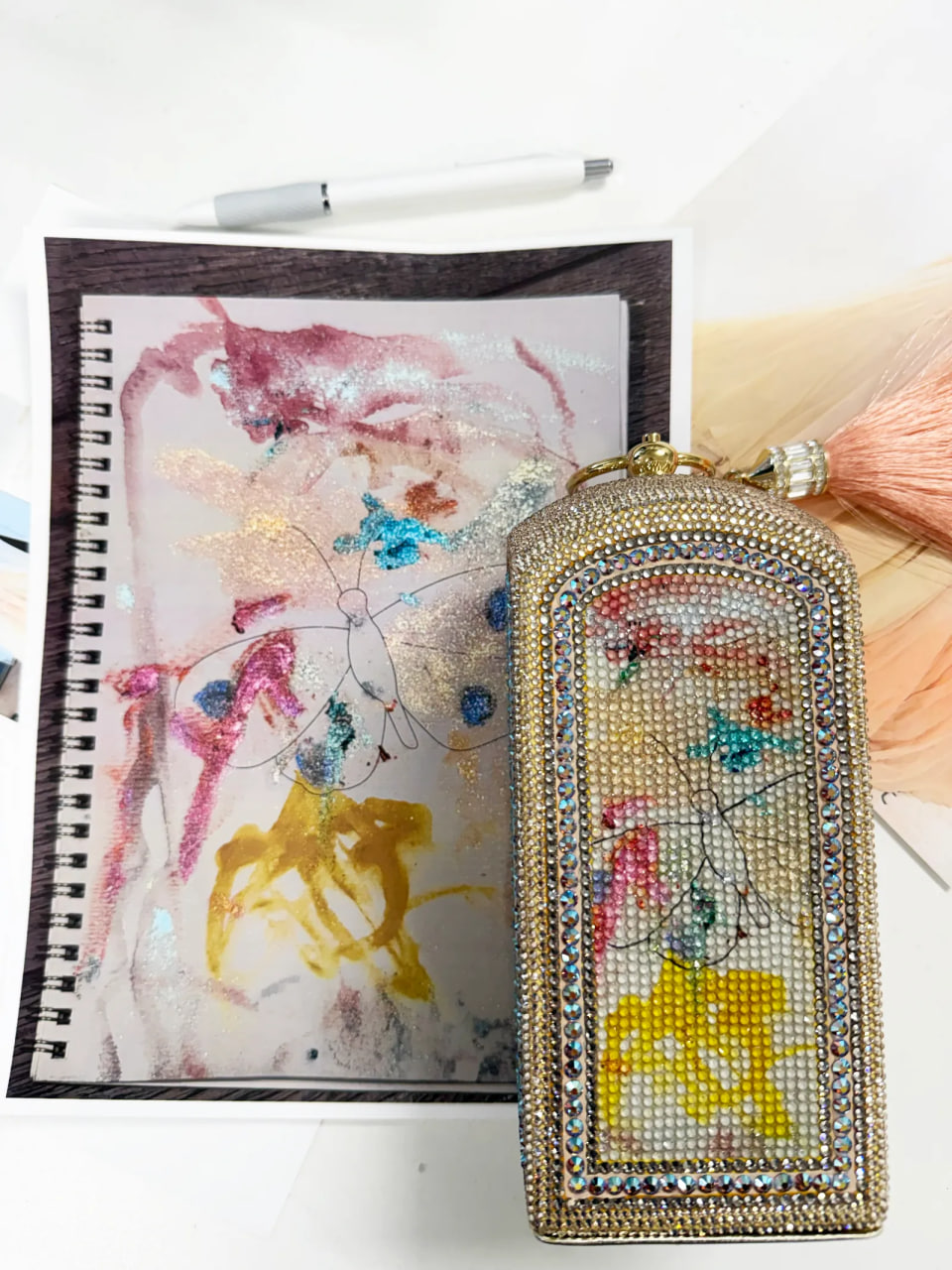 Chiếc clutch được thiết kế dựa trên bức art work của các con Blake Lively. (Ảnh: Vogue)