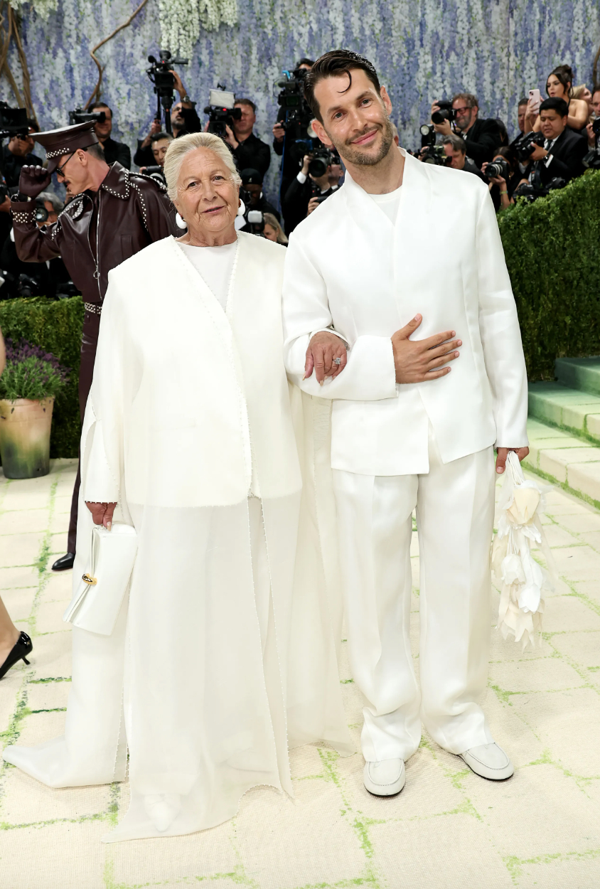 Simon Porte Jacquemus và bà ngoại của anh Liline Jacquemus tại Met Gala 2026.