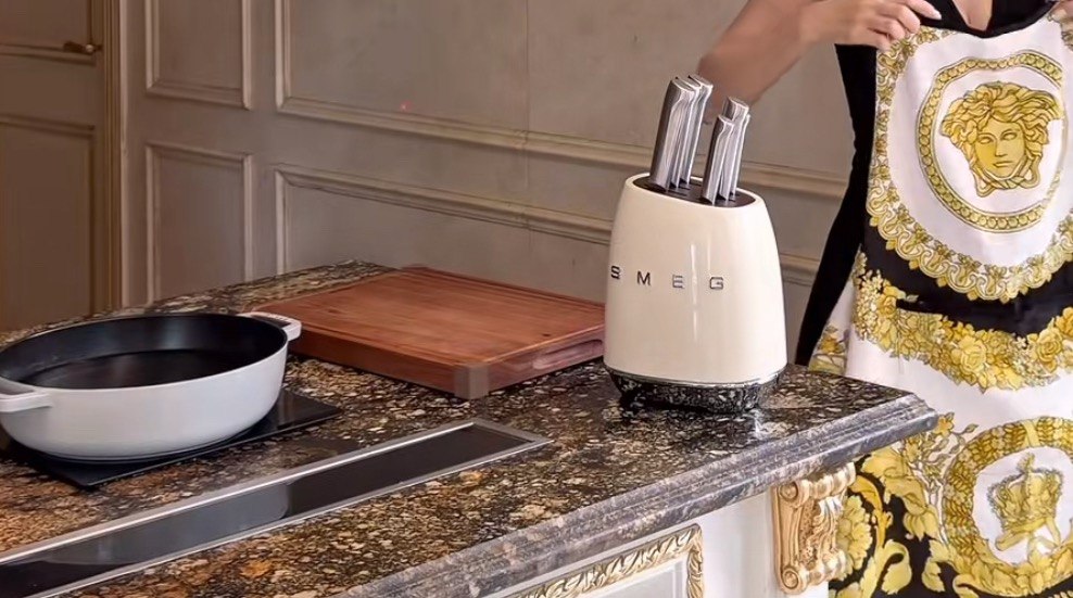 Đồ dùng để dao cũng có giá lên đến chục triệu đồng.