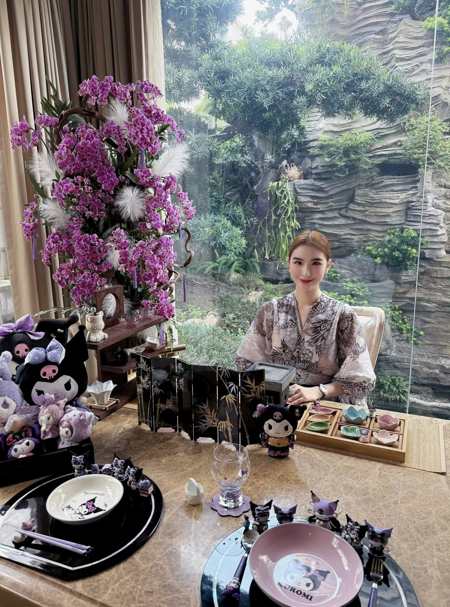 Nội trợ kiểu “phú bà” Ngọc Loan: Đeo tạp dề Versace, dùng nồi gang 10 triệu/ chiếc, ngồi ăn ngắm trọn Landmark 81 
