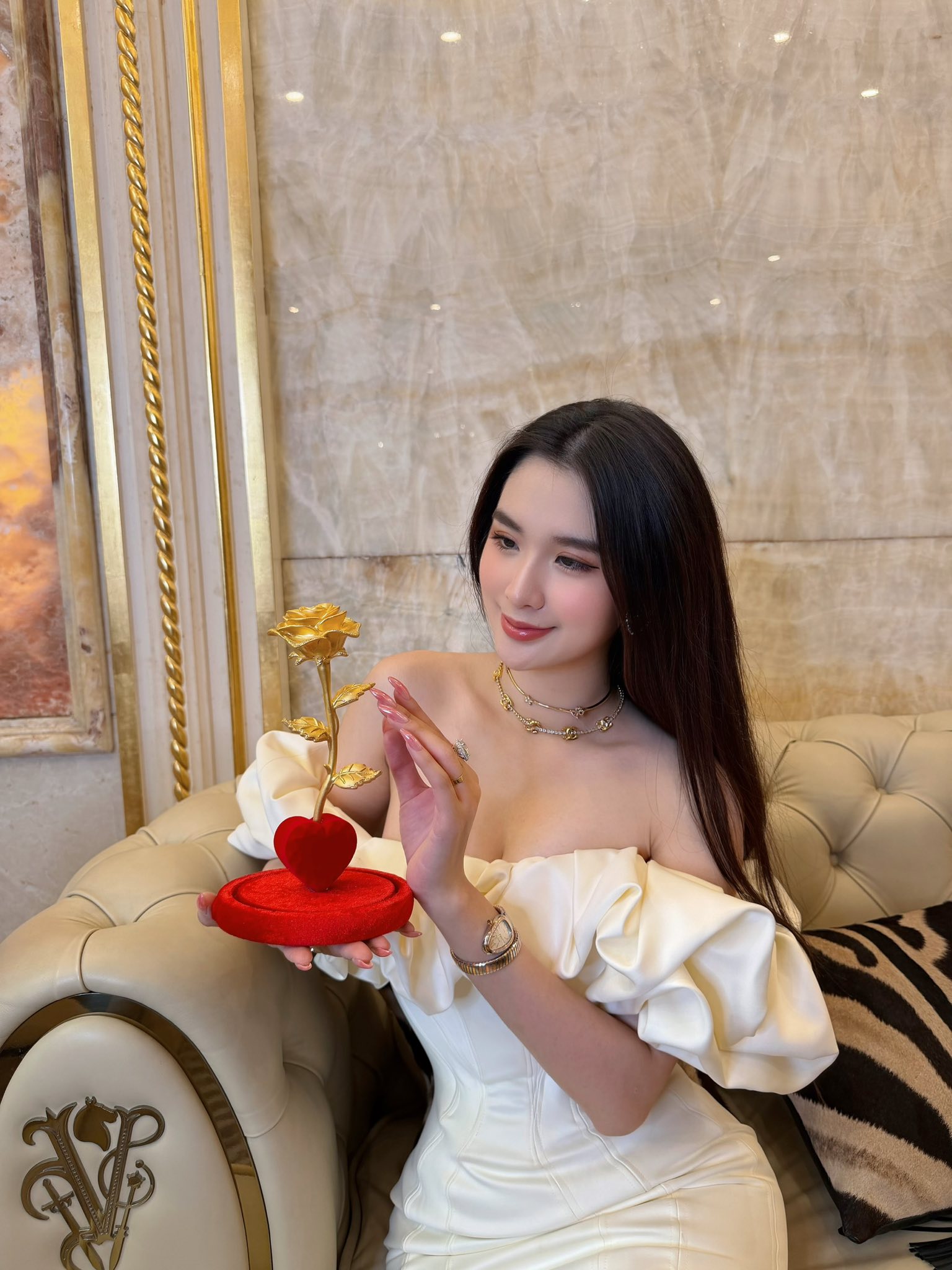 Nội trợ kiểu “phú bà” Ngọc Loan: Đeo tạp dề Versace, dùng nồi gang 10 triệu/ chiếc, ngồi ăn ngắm trọn Landmark 81 