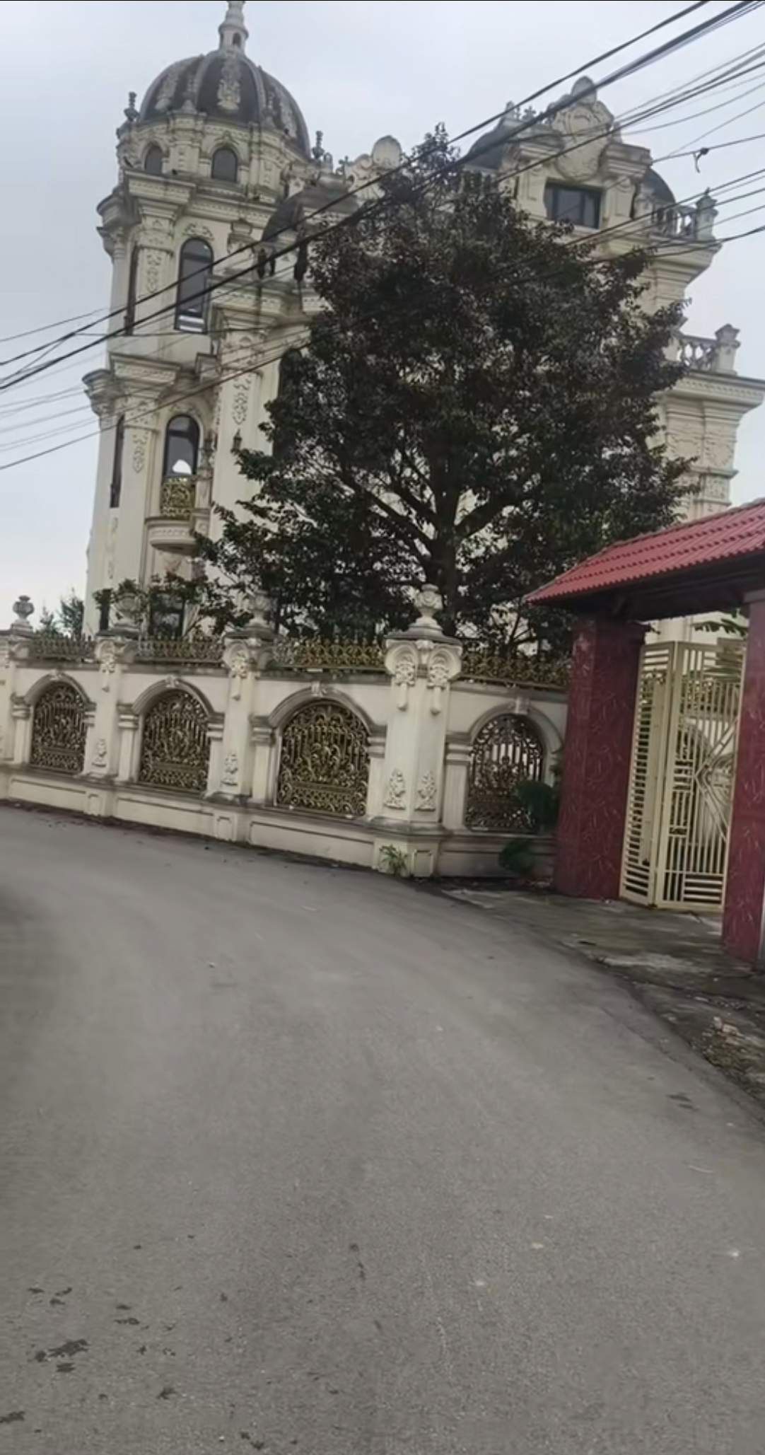 Khung cảnh bên ngoài căn nhà.