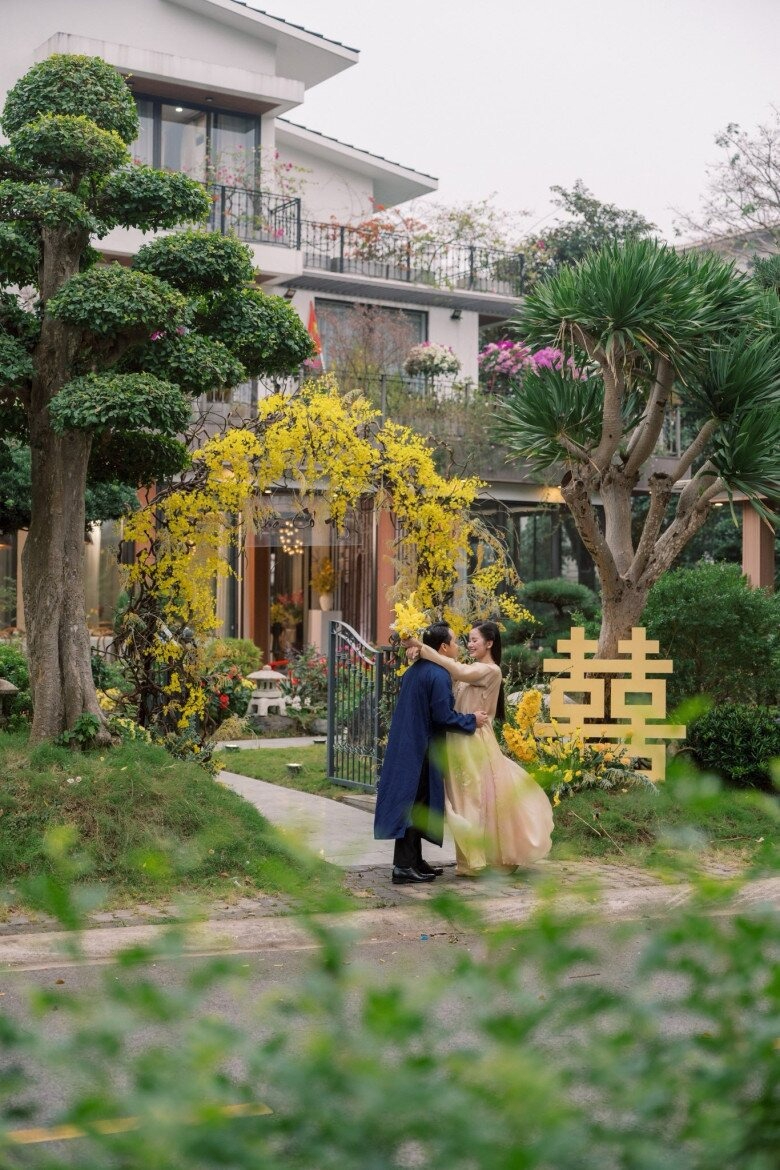   Biệt thự nhà chồng Hương Ly gây ấn tượng với thiết kế rộng lớn, không gian sang trọng và cách trang trí lộng lẫy trong lễ gia tiên, nổi bật với tông vàng ấm áp mang lại cảm giác trang trọng nhưng vẫn gần gũi  