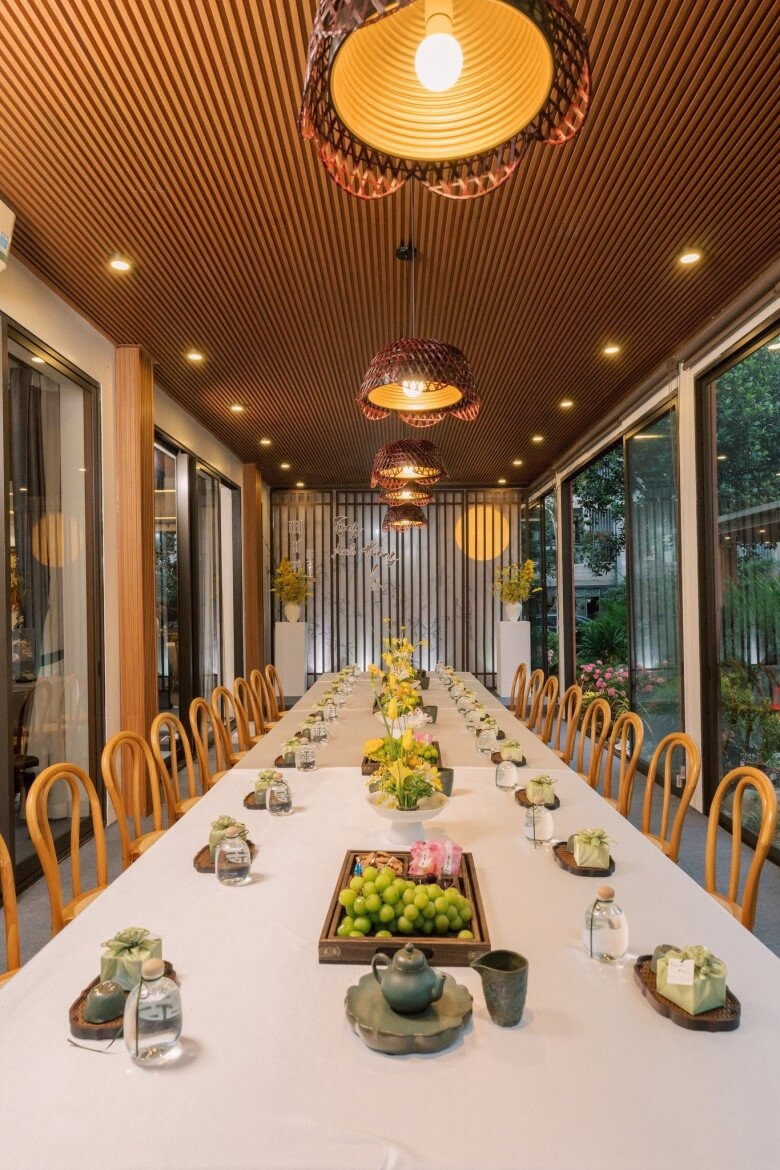 Nội thất chủ yếu bằng gỗ với tông trầm ấm áp, mang lại cảm giác sang trọng và gần gũi. Không gian được thiết kế rộng lớn, thoáng đãng, kết hợp hệ cửa kính lớn giúp đón ánh sáng tự nhiên tối đa, đồng thời mở ra tầm nhìn hướng ra khu vườn xanh mát bên ngoài