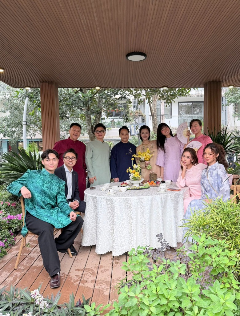 Sân vườn trong biệt thự còn có một căn chòi nhỏ được bố trí khá tinh tế, là không gian để gia đình ngồi thư giãn, uống trà hoặc đọc sách