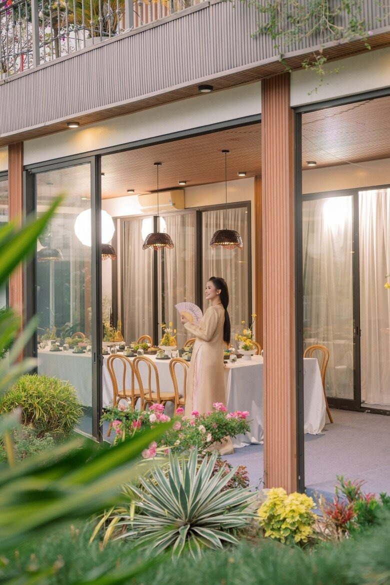   Nội thất bên trong biệt thự tinh tế, sang trọng, được bố trí hài hòa giữa công năng và thẩm mỹ, tạo nên tổng thể không gian vừa ấm cúng vừa hiện đại  