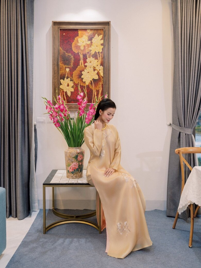 Góc nào trong biệt thự cũng toát lên vẻ đẹp hài hòa giữa truyền thống và hiện đại, thể hiện qua cách bày trí tinh tế với tranh ảnh nghệ thuật và các chậu cây, bình hoa được sắp đặt khéo léo.