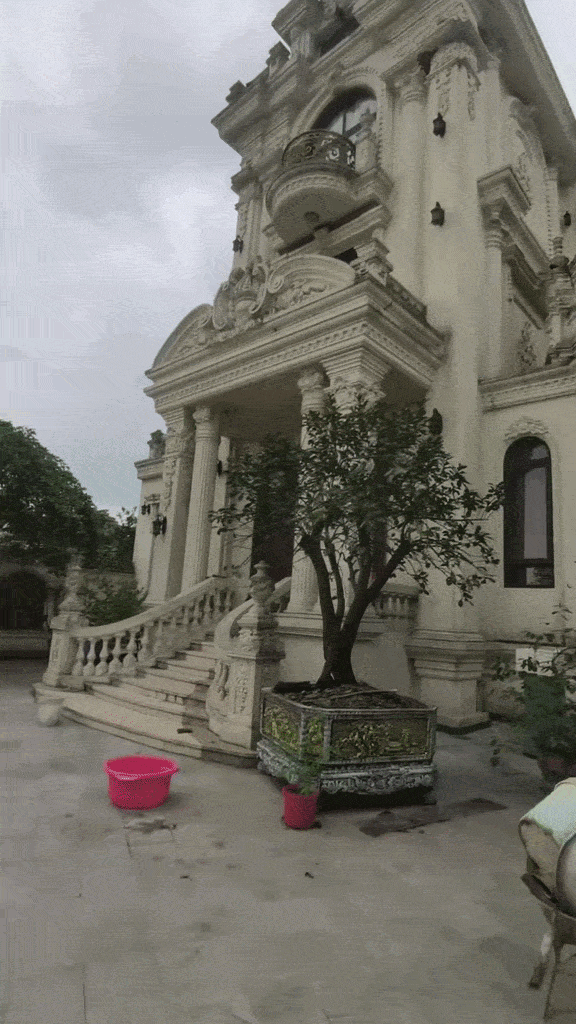 Khung cảnh trong sân lộn xộn, ngổn nngang đồ đạc.