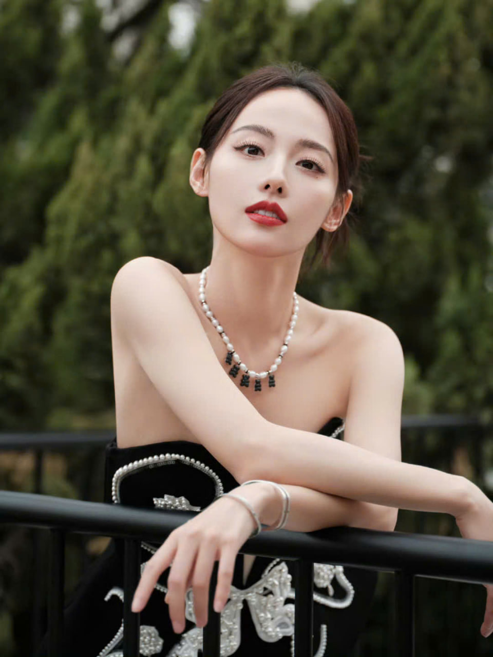 và Trương Gia Nghê cũng phải trả giá đắt vì đi xem show biểu diễn nhạy cảm của Lisa