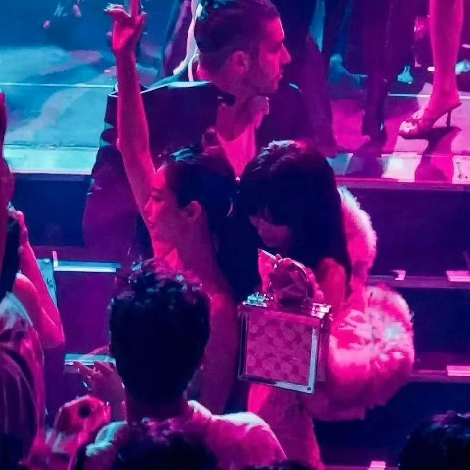 Ningning (aespa) và Lisa (BLACKPINK) được bắt gặp tại một party bị đồn đoán là tụ điểm ăn chơi thiếu lành mạnh