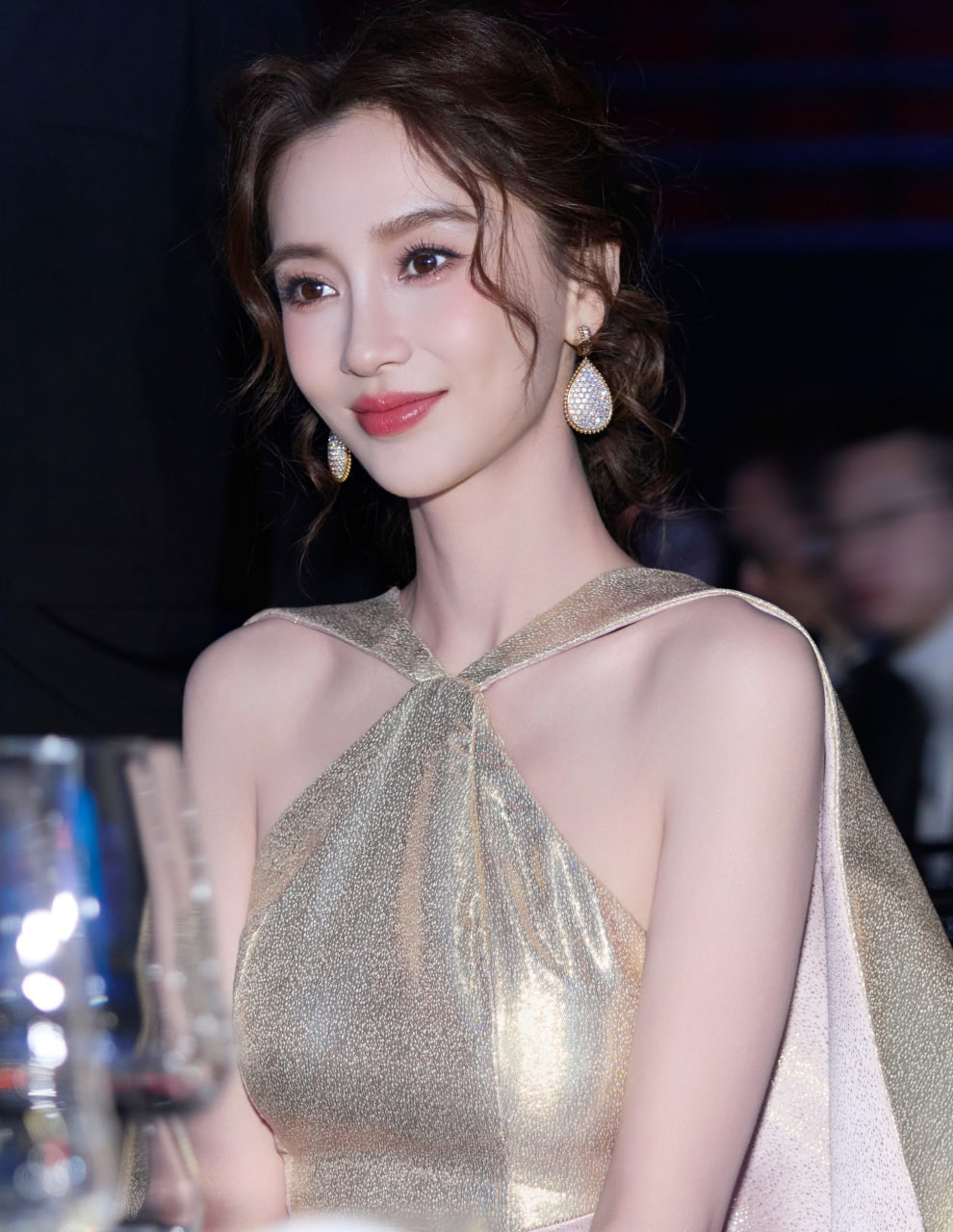 Trước đó, Angelababy 