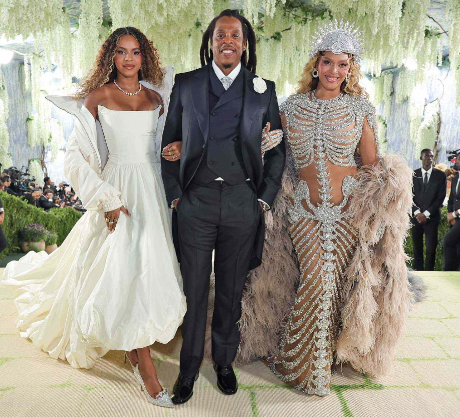   Khoảnh khắc nữ ca sĩ xuất hiện tại Met Gala 2026 cùng chồng Jay-Z và con gái Blue Ivy Carter càng khiến hình ảnh trở nên hoàn chỉnh. Không chỉ là một diva hot nhất thế giới mà Beyoncé là một biểu tượng quyền lực cả về ảnh hưởng văn hóa lẫn thời trang.  