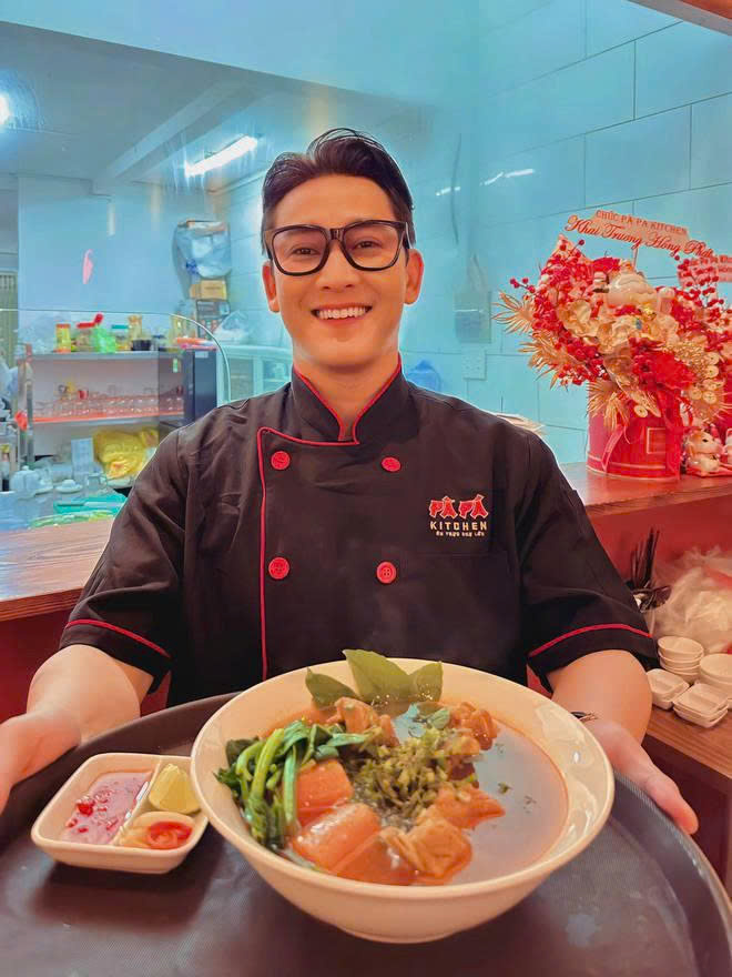 Hứa Vĩ Văn từ lâu đã nổi tiếng trong giới giải trí không chỉ với vẻ ngoài phong độ mà còn bởi sự khéo léo trong gian bếp