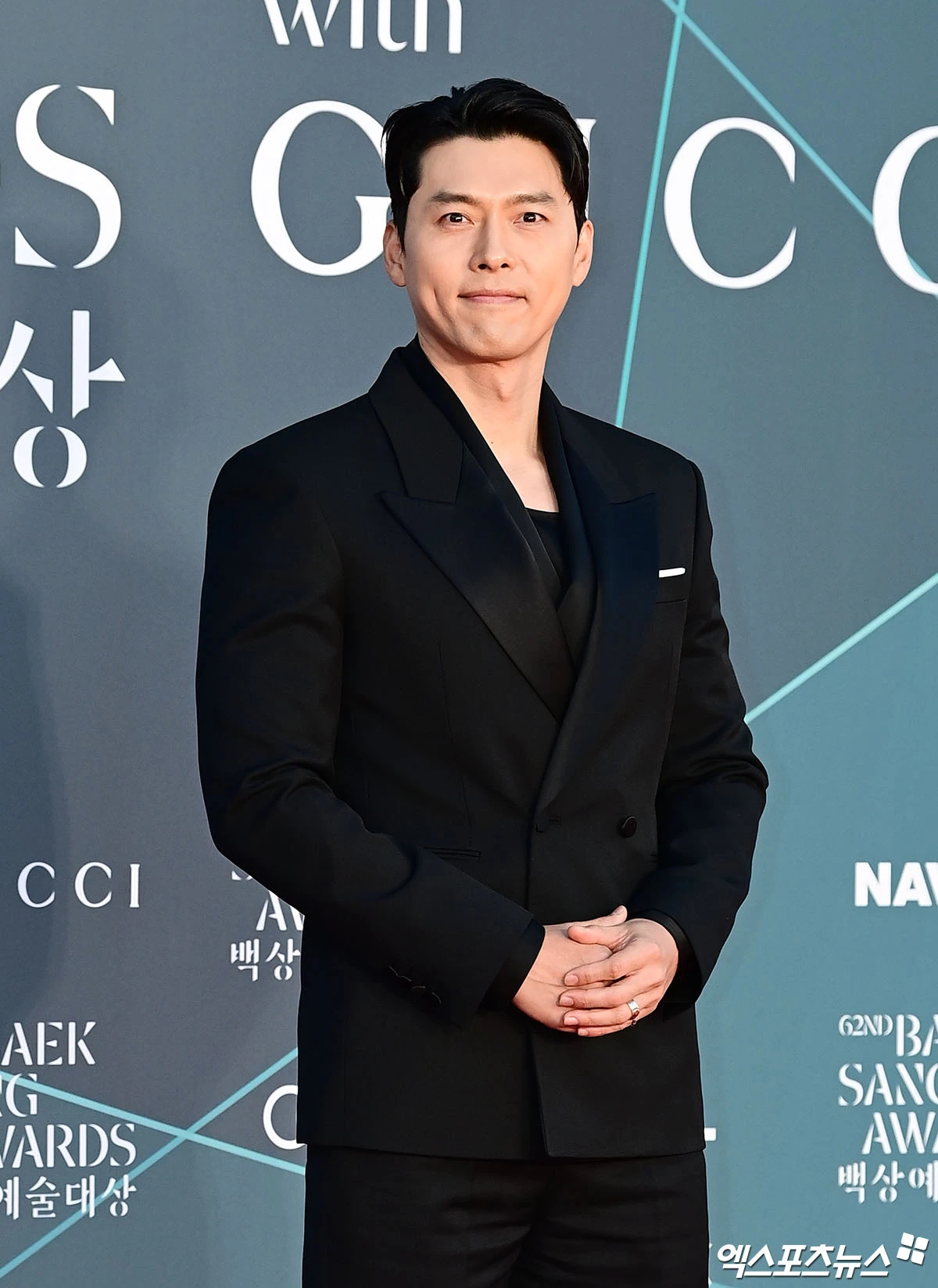 Xportsnews đã chú ý đến chiếc nhẫn trên ngón áp út của Hyun Bin. Ảnh: Xportsnews