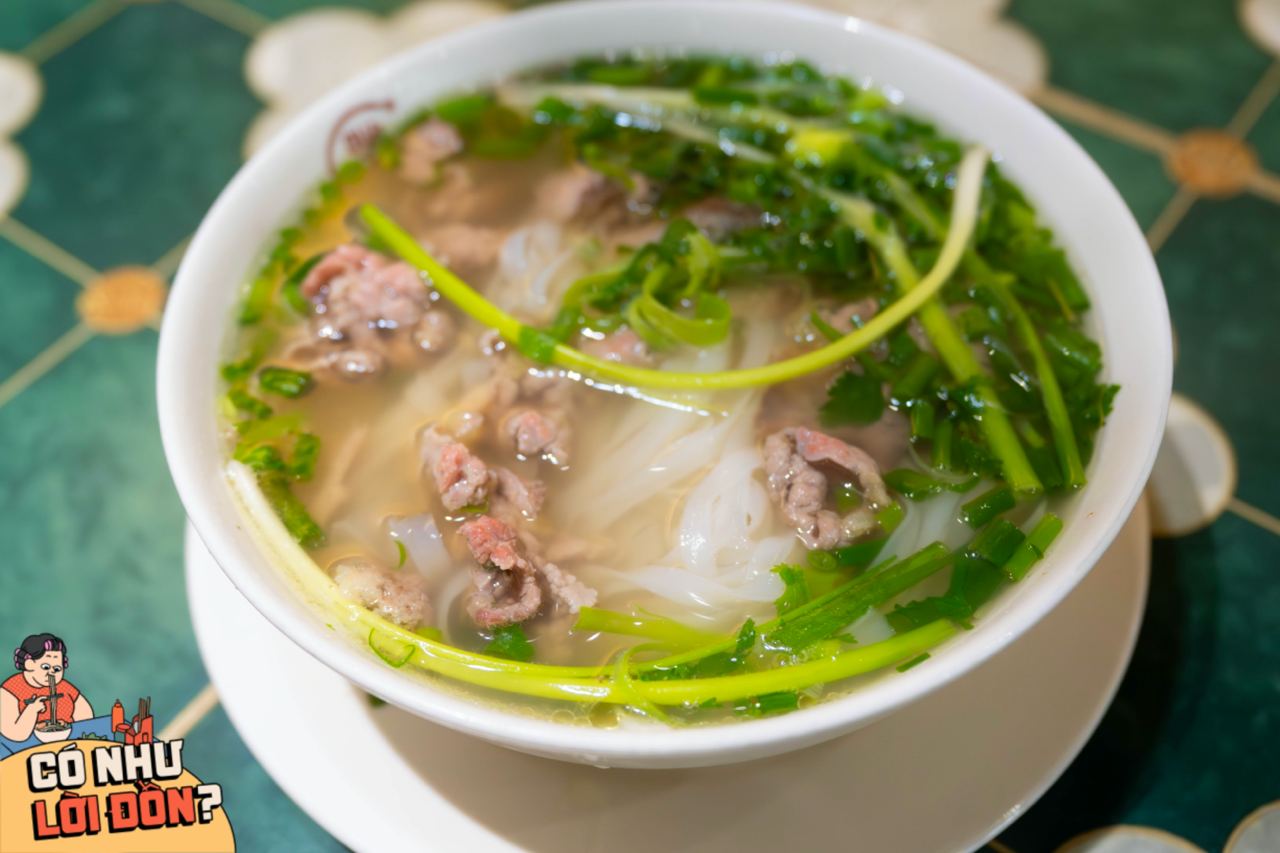 Ăn thử phở người Hàn giá 200.000 đồng ở Liễu Giai, khách tự cầm kéo gỡ sườn bò ngay tại bàn