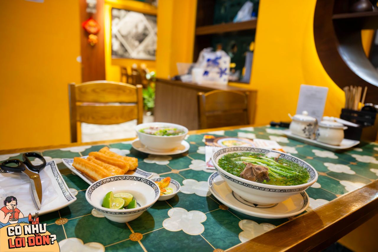 Ăn thử phở người Hàn giá 200.000 đồng ở Liễu Giai, khách tự cầm kéo gỡ sườn bò ngay tại bàn