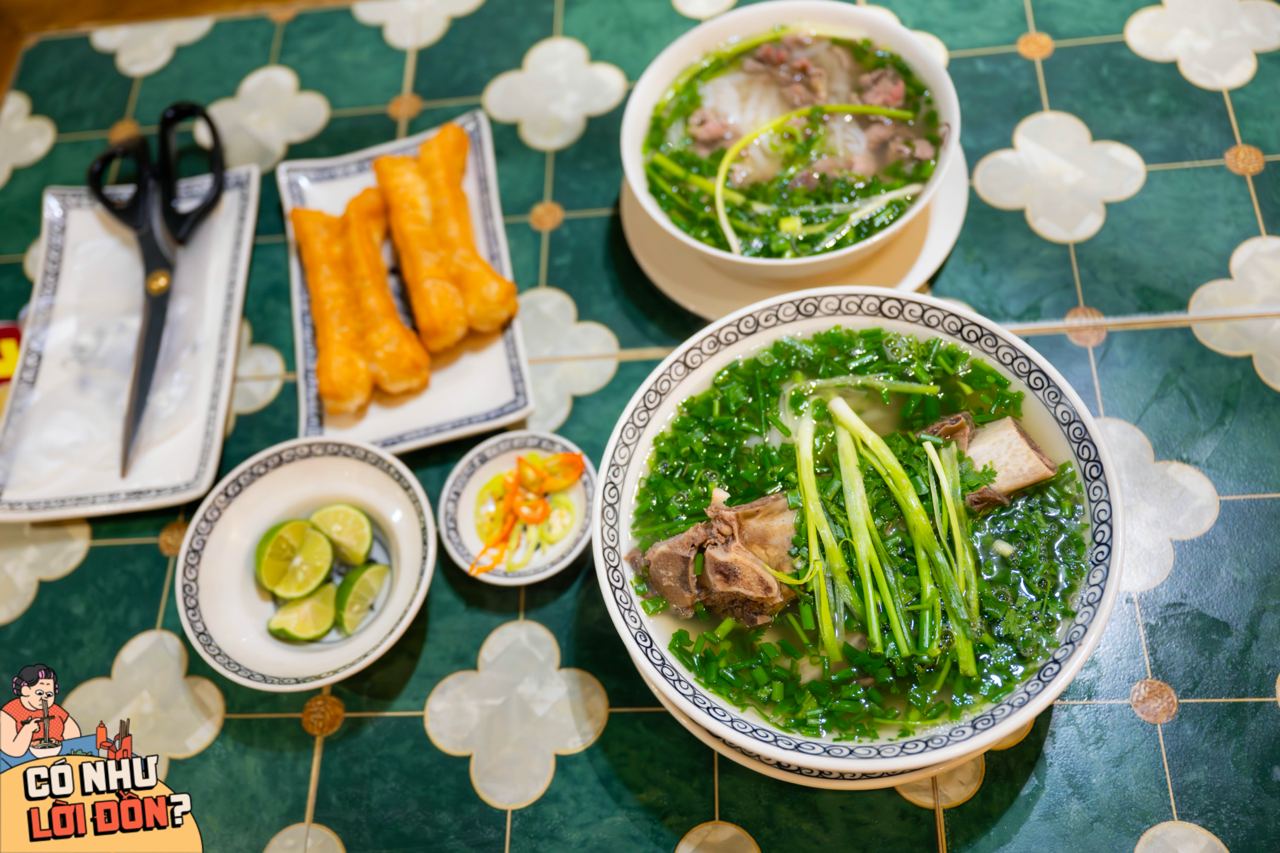 Ăn thử phở người Hàn giá 200.000 đồng ở Liễu Giai, khách tự cầm kéo gỡ sườn bò ngay tại bàn