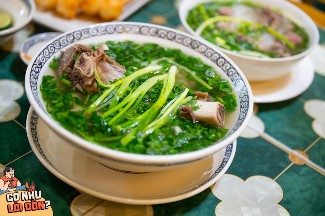  Tô phở khá to, topping đầy đặn thích hợp dành cho khách nước ngoài hoặc những người ăn khoẻ