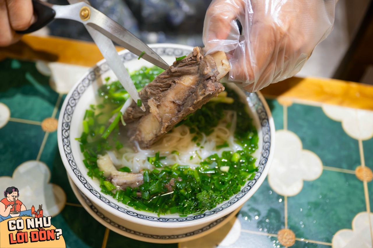  Tuy nhiên, phần sườn không được róc thịt sẵn. Khách sẽ phải dùng kéo và găng tay để tự xử lý ngay tại bàn.