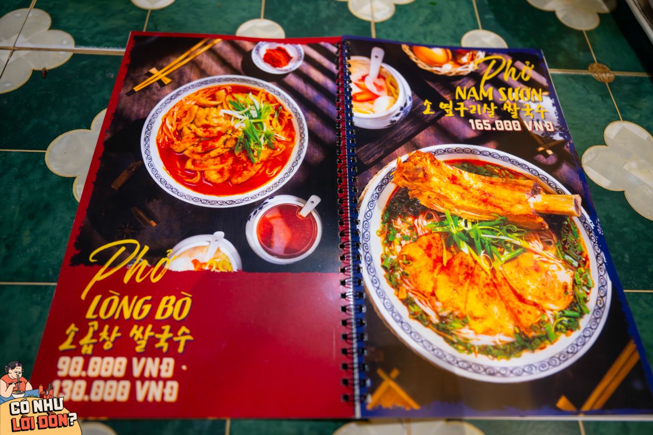 Ăn thử phở người Hàn giá 200.000 đồng ở Liễu Giai, khách tự cầm kéo gỡ sườn bò ngay tại bàn