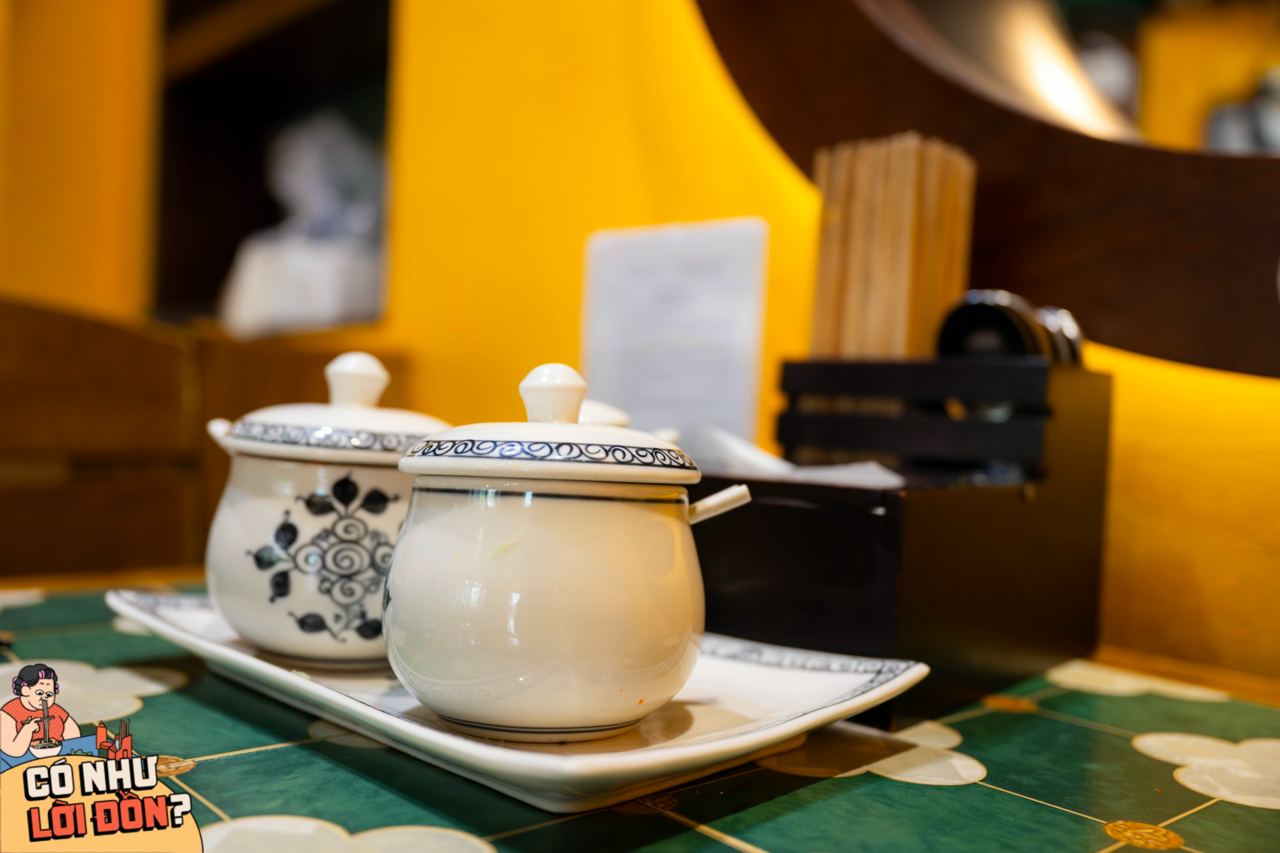Ăn thử phở người Hàn giá 200.000 đồng ở Liễu Giai, khách tự cầm kéo gỡ sườn bò ngay tại bàn