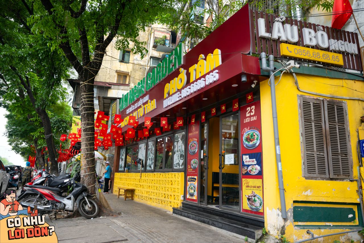 Ăn thử phở người Hàn giá 200.000 đồng ở Liễu Giai, khách tự cầm kéo gỡ sườn bò ngay tại bàn