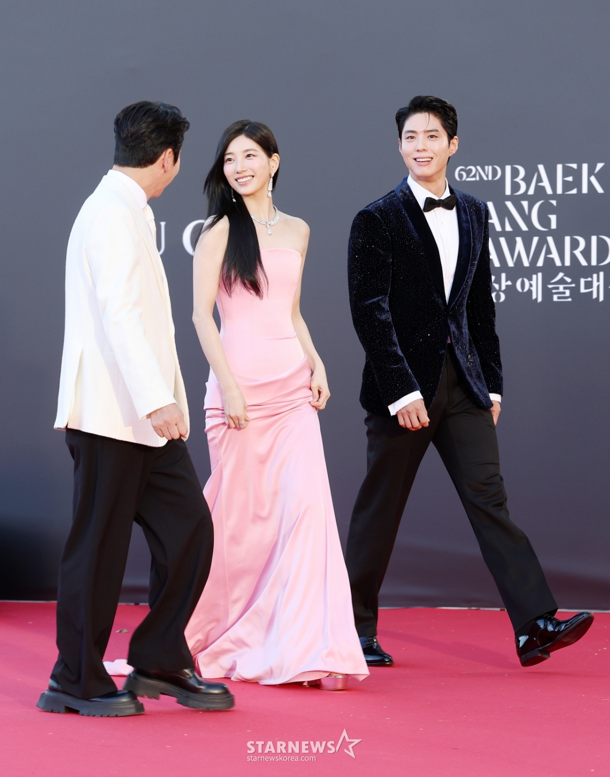 Cú va chạm khó ngờ của Suzy và Yoona tại thảm đỏ lớn nhất Hàn Quốc