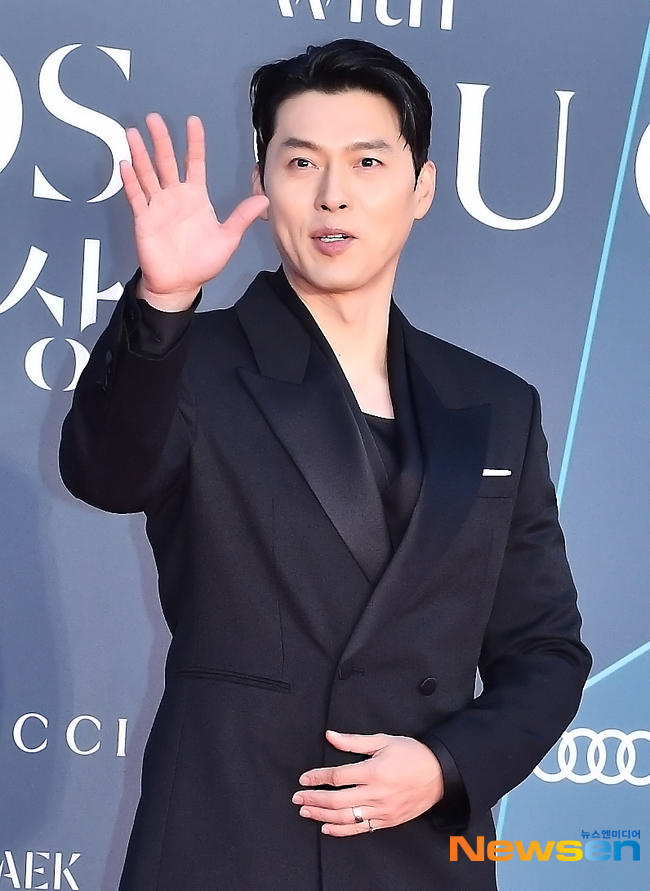 Đây được cho là cử chỉ yêu thương của Hyun Bin bất chấp không đi thảm đỏ cùng vợ. Ảnh: Newsen