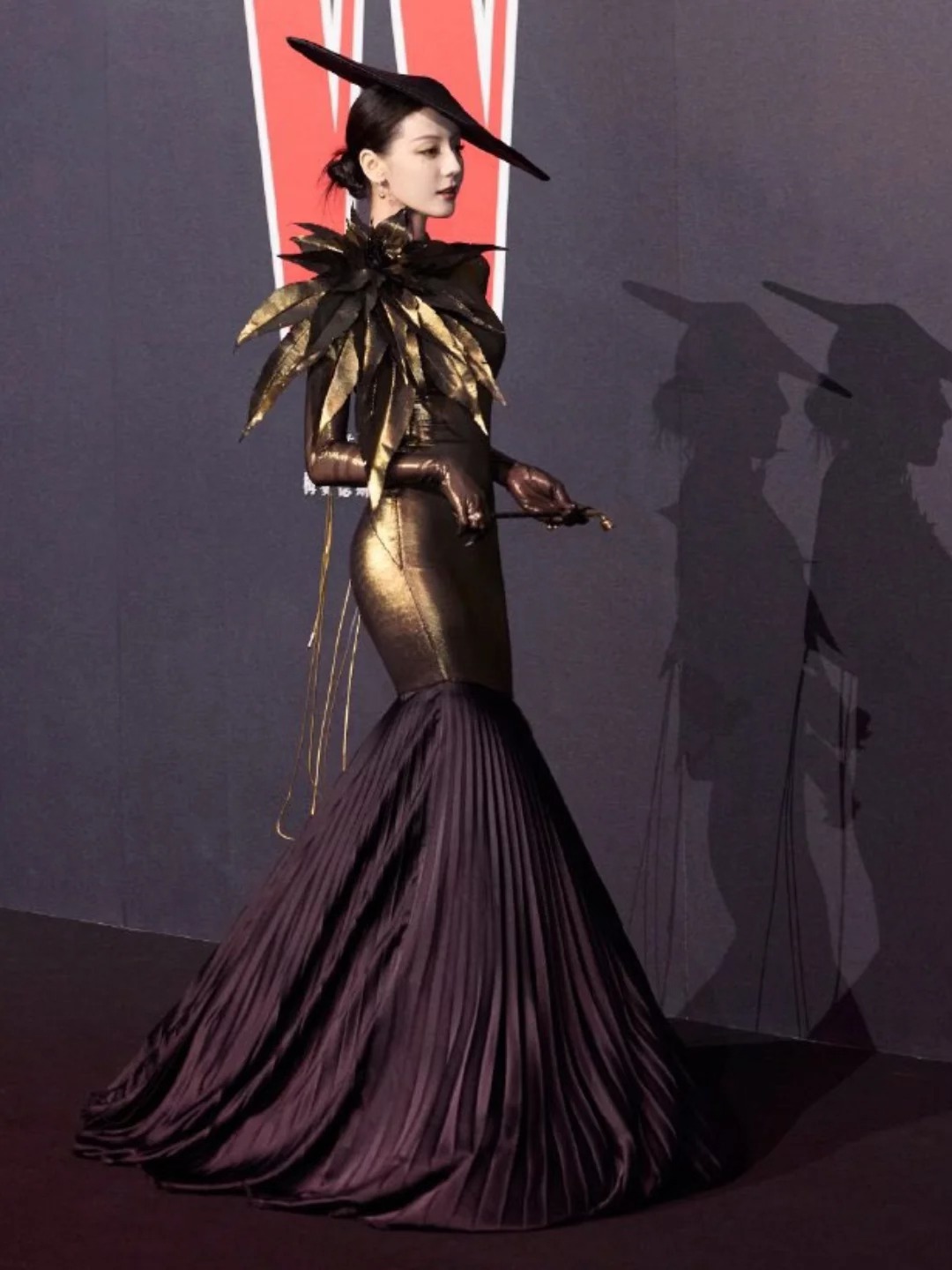 Địch Lệ Nhiệt Ba hot rần rần dù không dự Met Gala