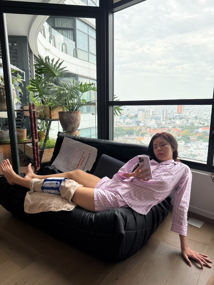 Căn hộ sử dụng hệ cửa kính giúp đón ánh sáng vào nhà, cho không gian thêm thoáng đãng và rộng rãi