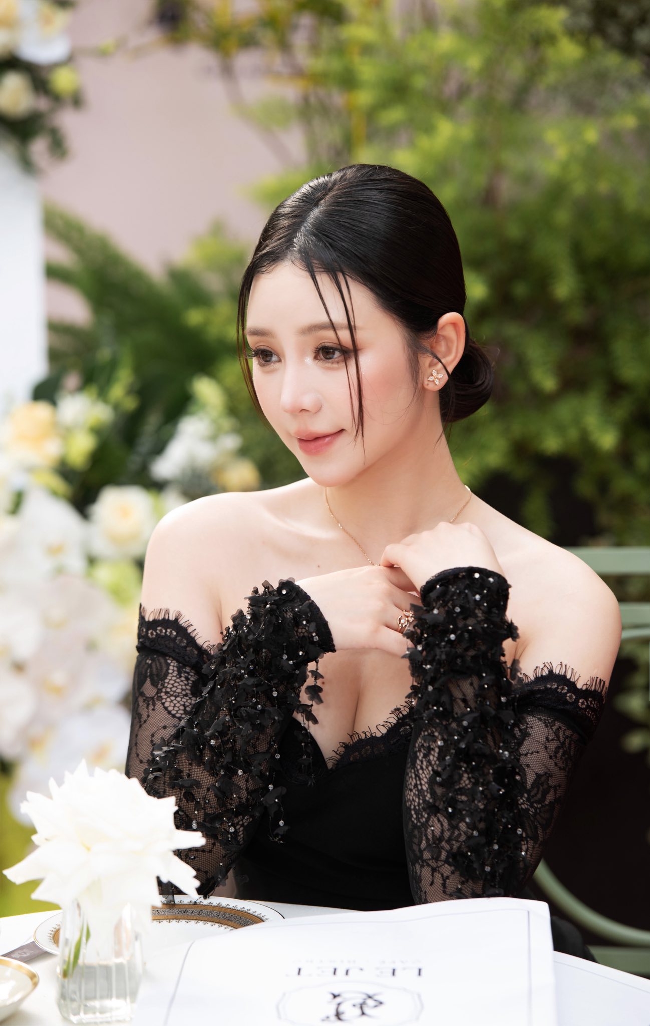 “Quỳnh kool váy ren” leo lên hot search, cả TikTok vào cuộc