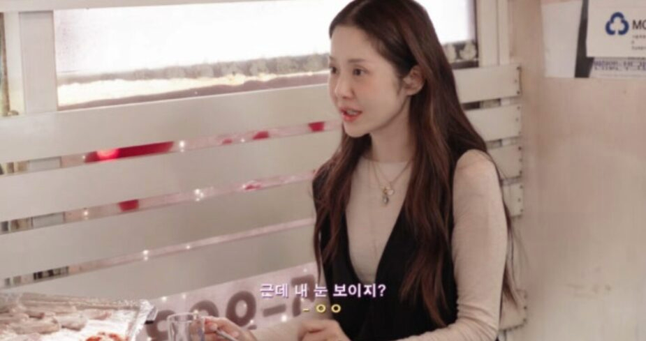 Go Hyun Jung thử thách bản thân ăn thịt lợn sau 50 năm. Ảnh: Koreaboo