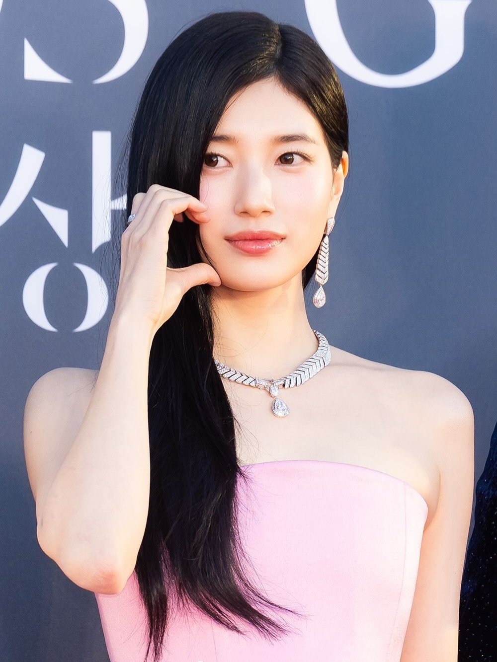 Cú va chạm khó ngờ của Suzy và Yoona tại thảm đỏ lớn nhất Hàn Quốc