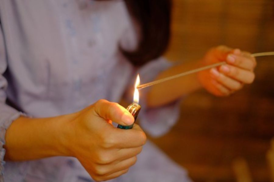 Thắp hương nên mở cửa hay đóng cửa?
