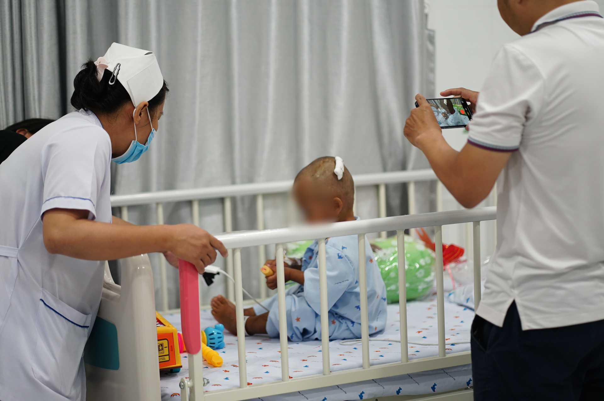 Nhờ sự chăm sóc, động viên tâm lý của đội ngũ y bác sĩ và điều dưỡng, bé K. đã không còn quấy khóc. Bé đã bắt đầu cười, chơi với đồ chơi và cởi mở hơn với những người xung quanh.