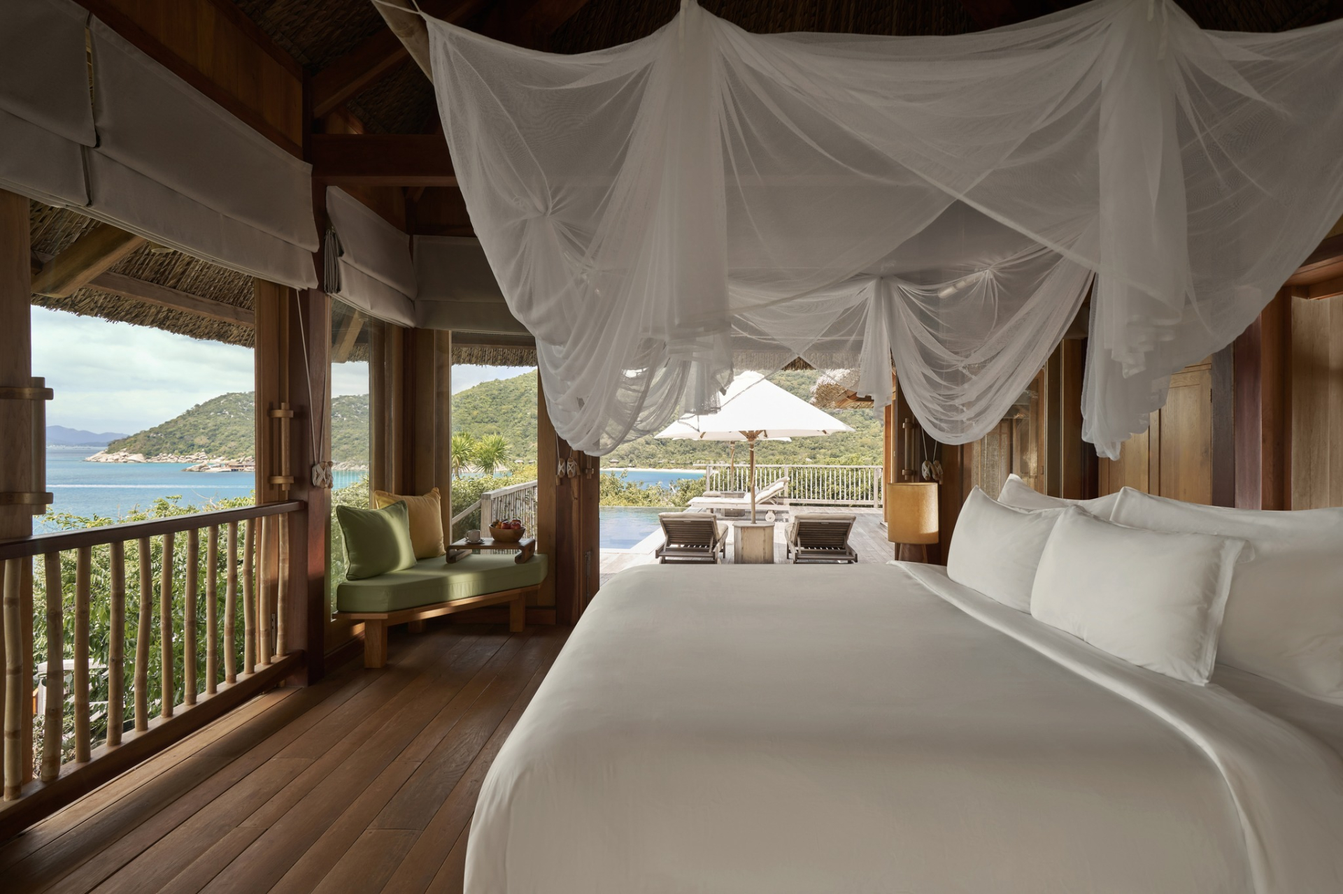 62 căn villa đều hướng biển, có hồ bơi riêng và được bao bọc bởi cây xanh. Ảnh: Six Senses Ninh Vân Bay